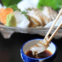 鮑のお刺身　食べる瞬間