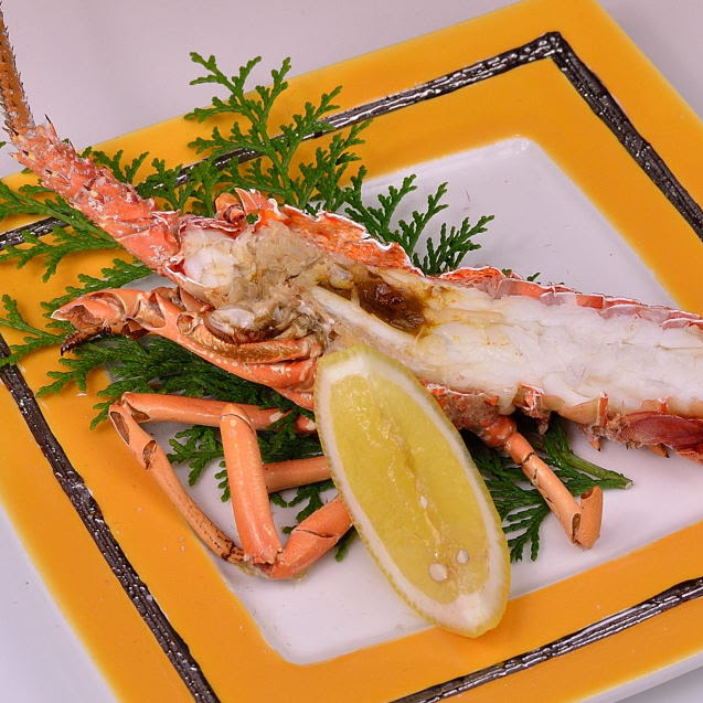 人気の調理方法は焼き伊勢海老。生きたままの伊勢海老に塩をふり網で焼いております。