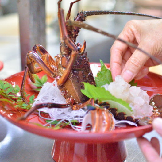 伊勢海老のお造りを調理する女将