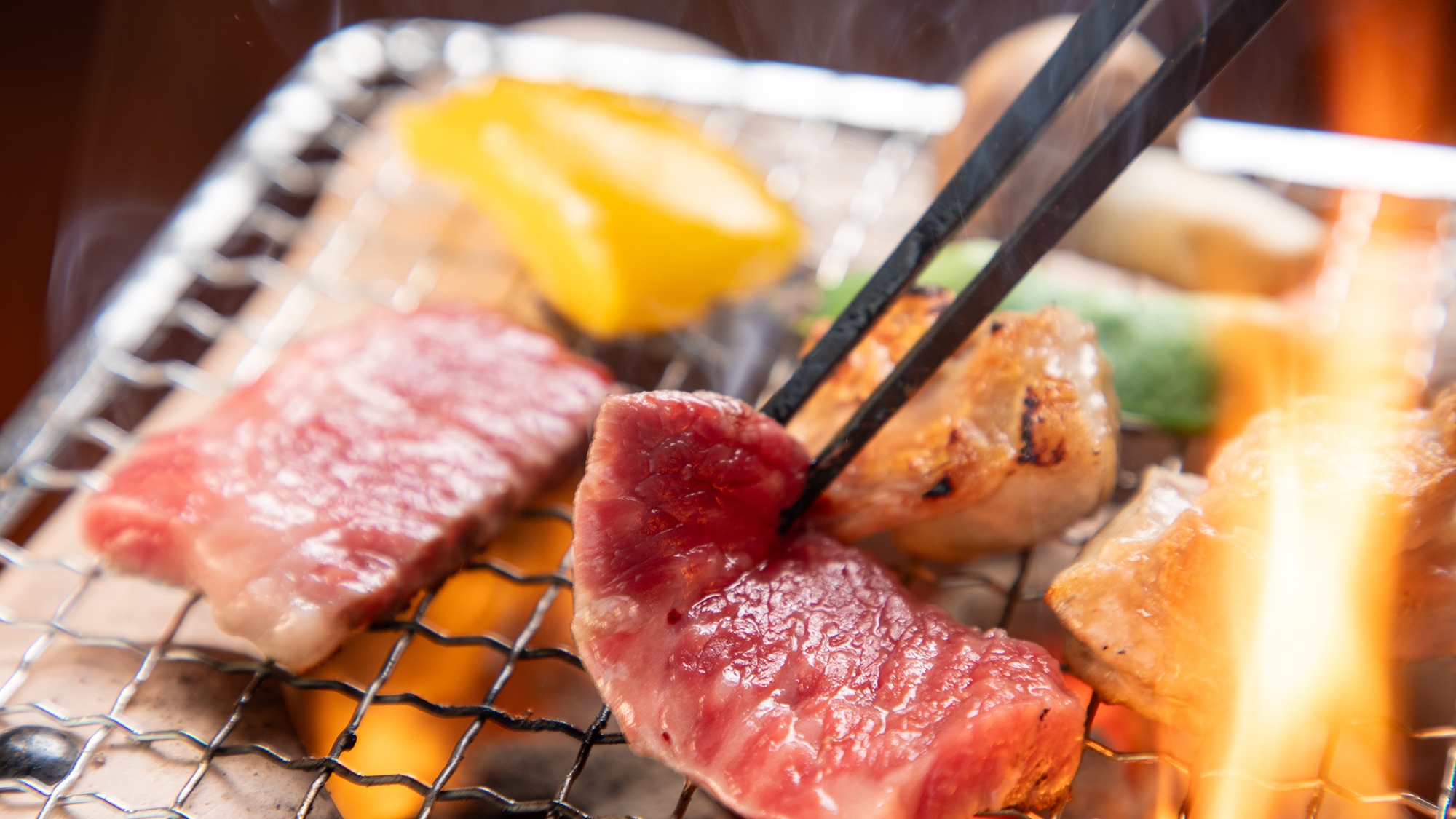 【夕食】炭火で焼き上げることで、香ばしさと肉本来の甘みが引き立ちます