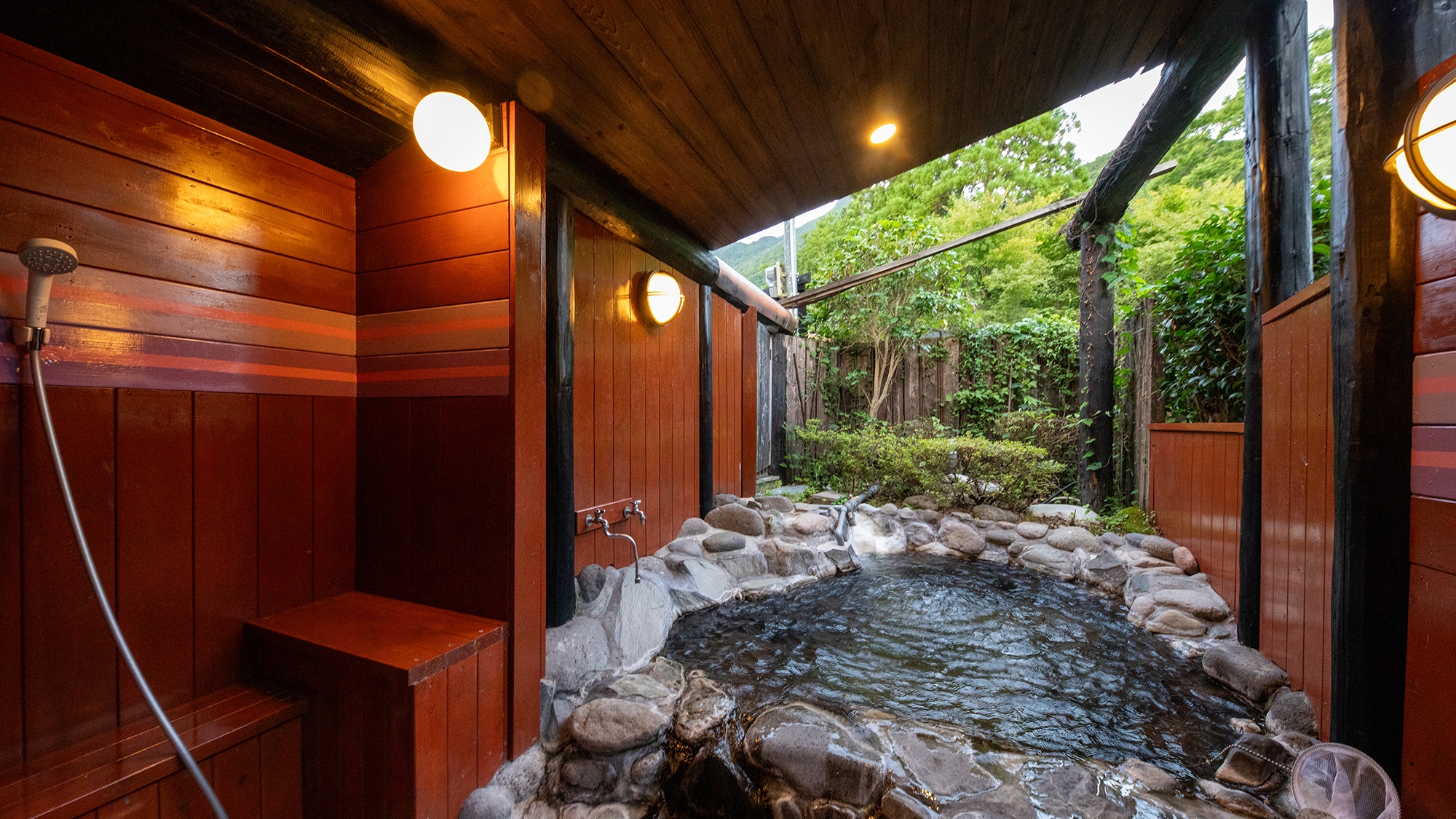 【さくら】母屋客室2階_洋室8畳＋和室8畳　季節の移ろいを感じられます