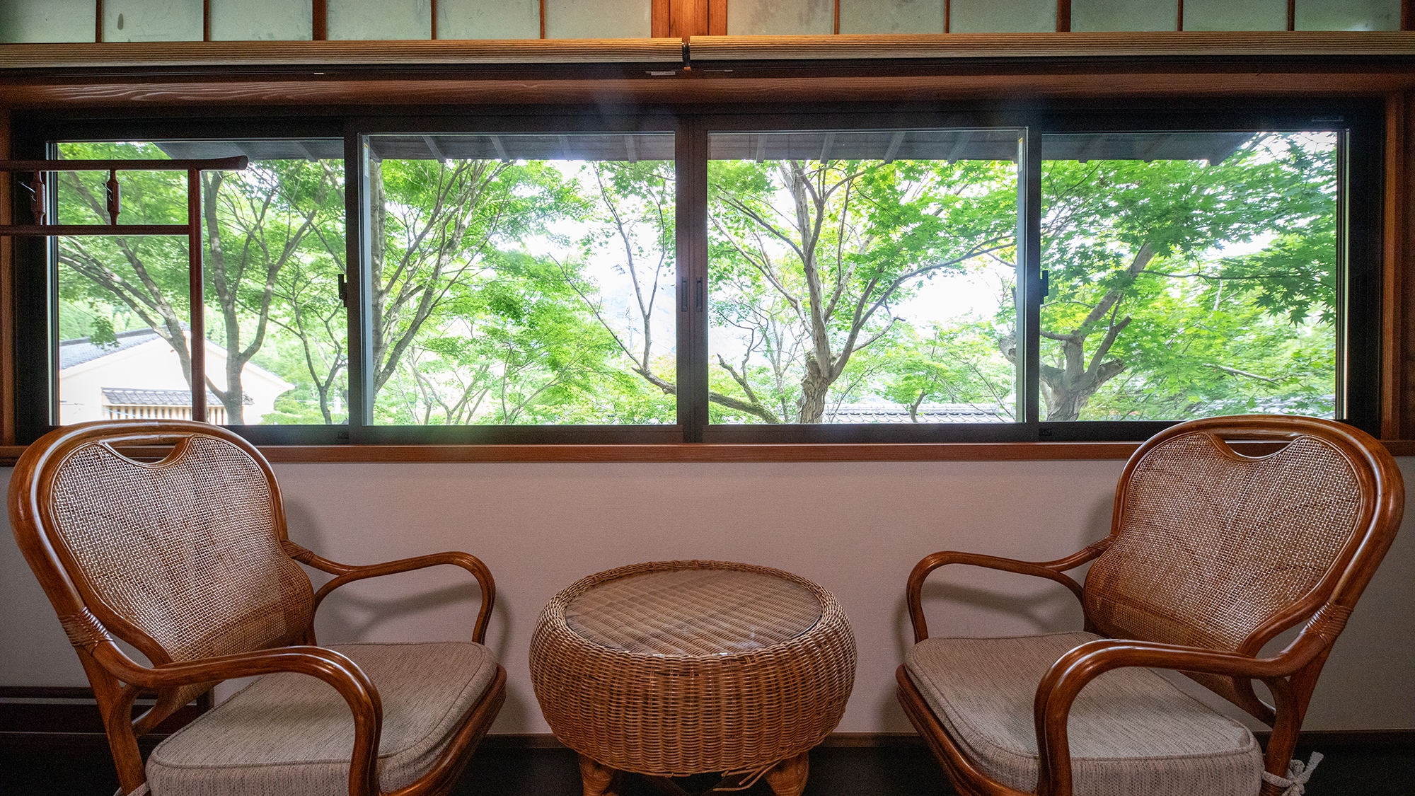 【かえで】母屋客室2階_和室8畳　四季の緑を眺めながら、至福の時間を過ごす空間
