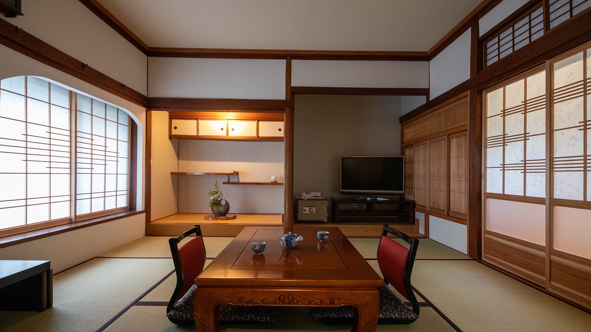 【さくら】母屋客室2階_洋室8畳＋和室8畳　畳が迎える和のくつろぎ