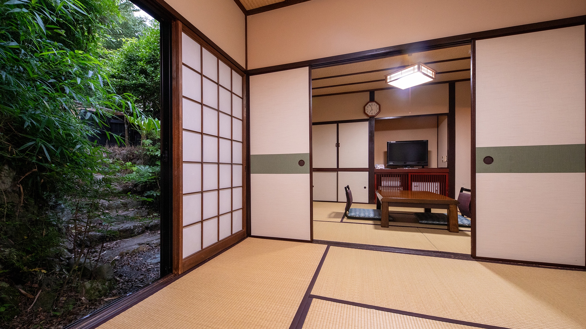 【ほたる】離れ客室_和室６畳＋４畳半　自然との調和を楽しむ