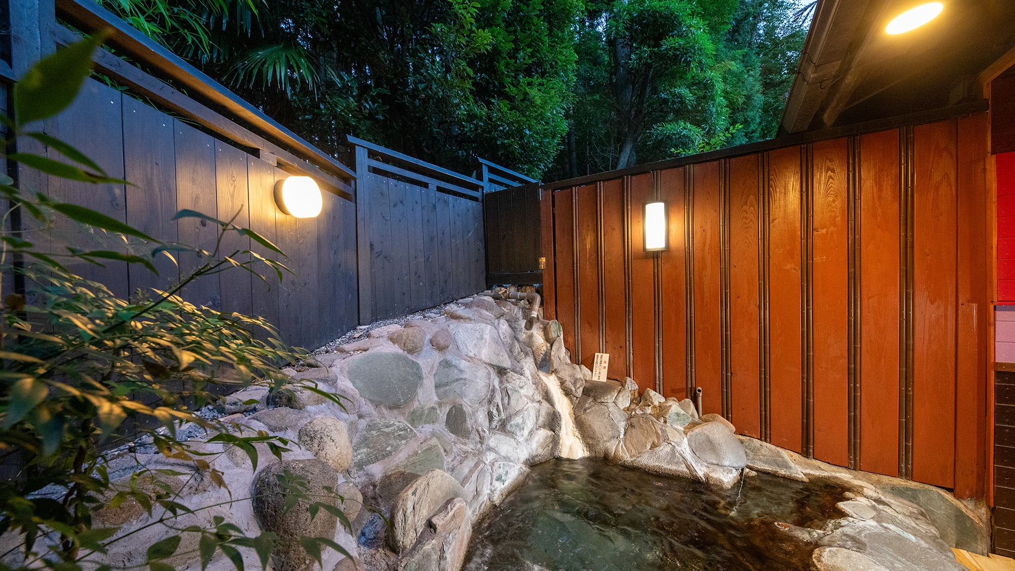 【とんぼ】離れ客室_和室６畳＋６畳　岩と湯が織りなす特別な空間