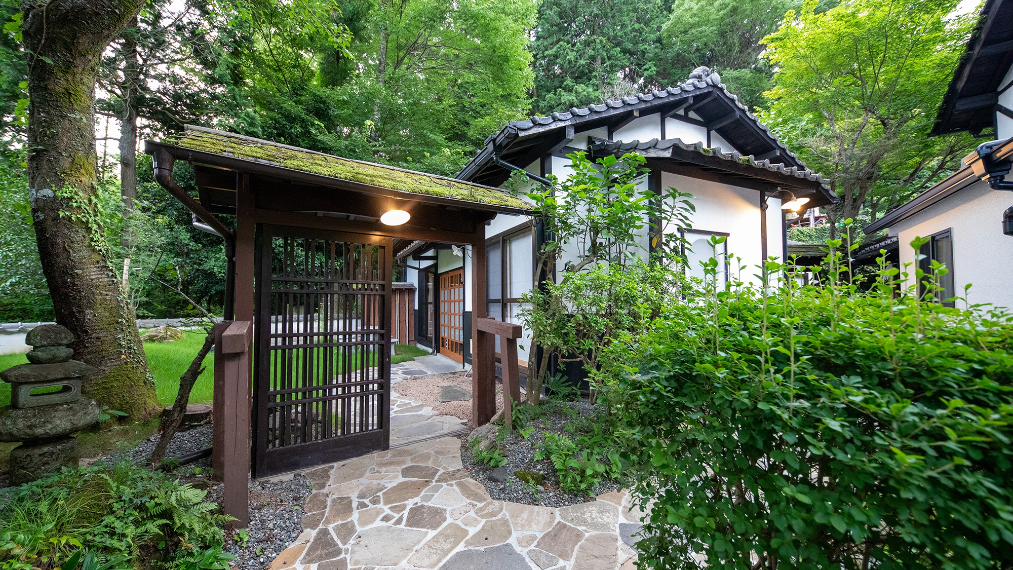 【とんぼ】離れ客室_和室６畳＋６畳　時の流れが生んだ美しさ、苔の緑に包まれて