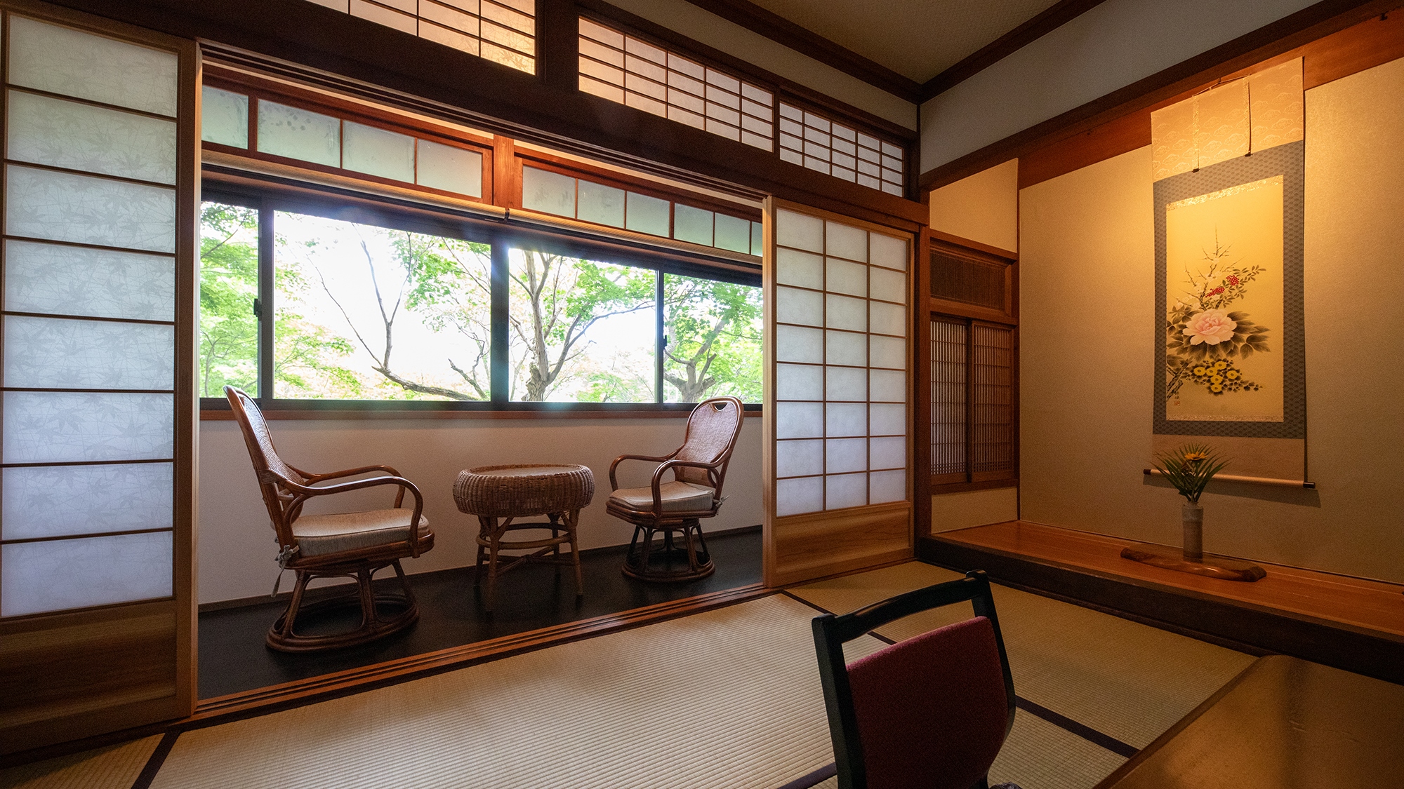 【かえで】母屋客室2階_和室8畳　窓の向こうに広がる緑