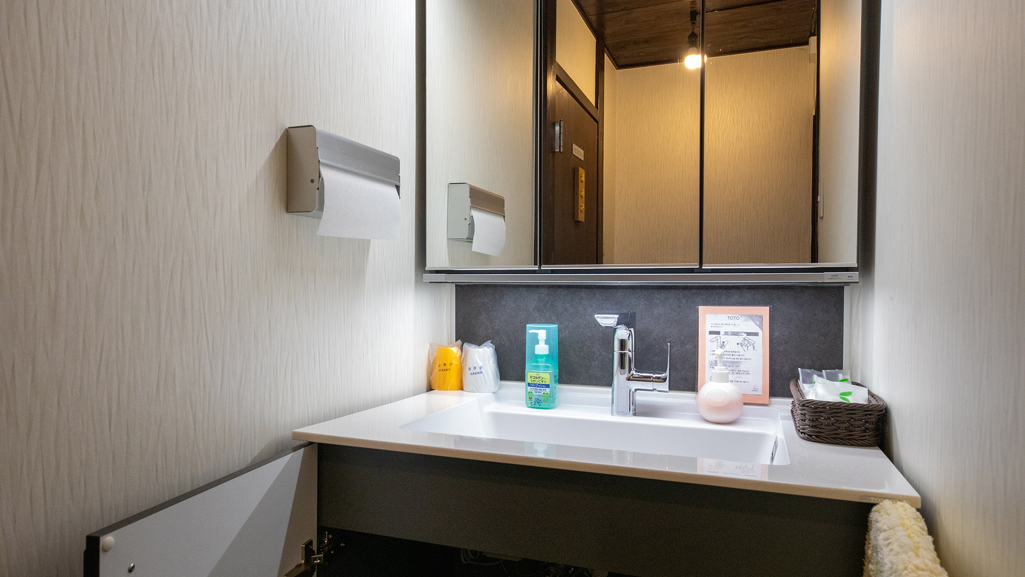 【さくら】母屋客室2階_洋室8畳＋和室8畳　洗面台