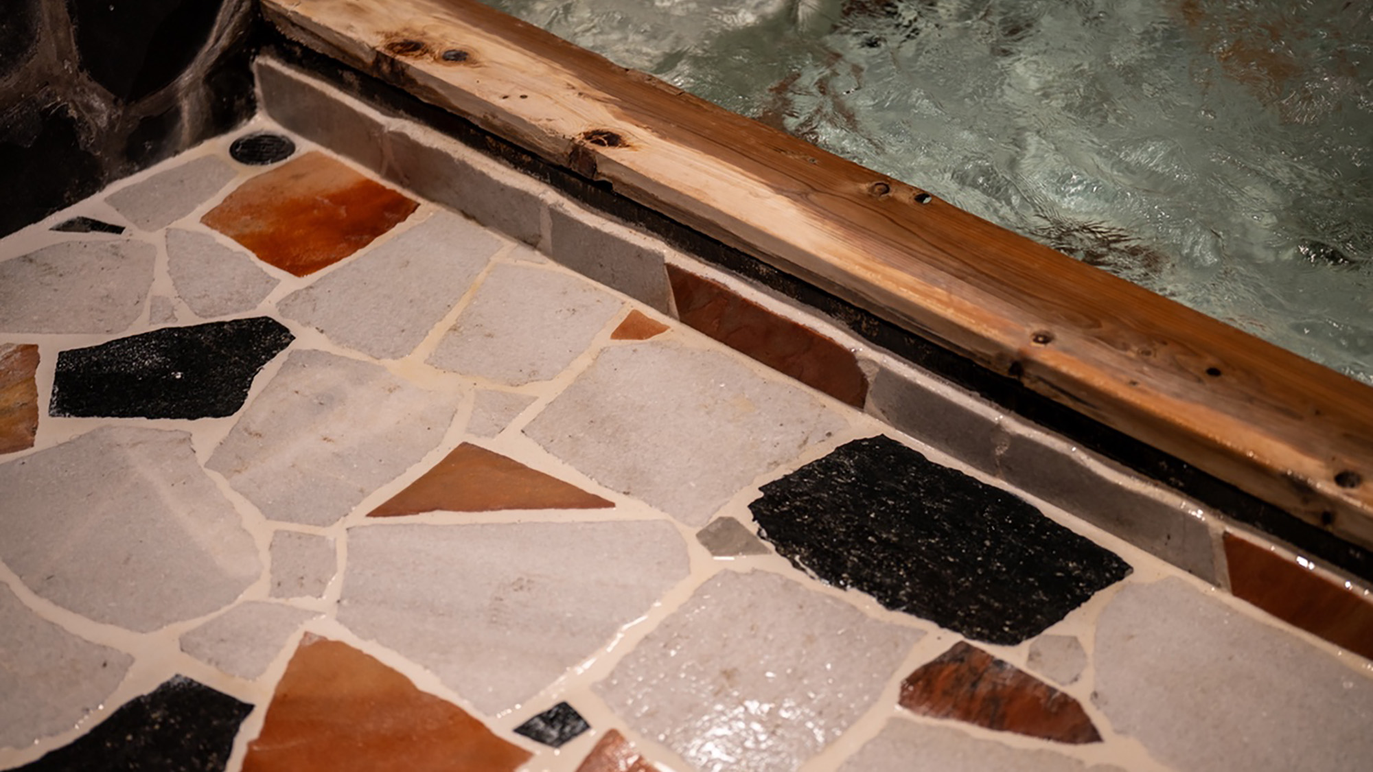 【家族露天風呂】水面に映る色彩、心まで染まる温もり