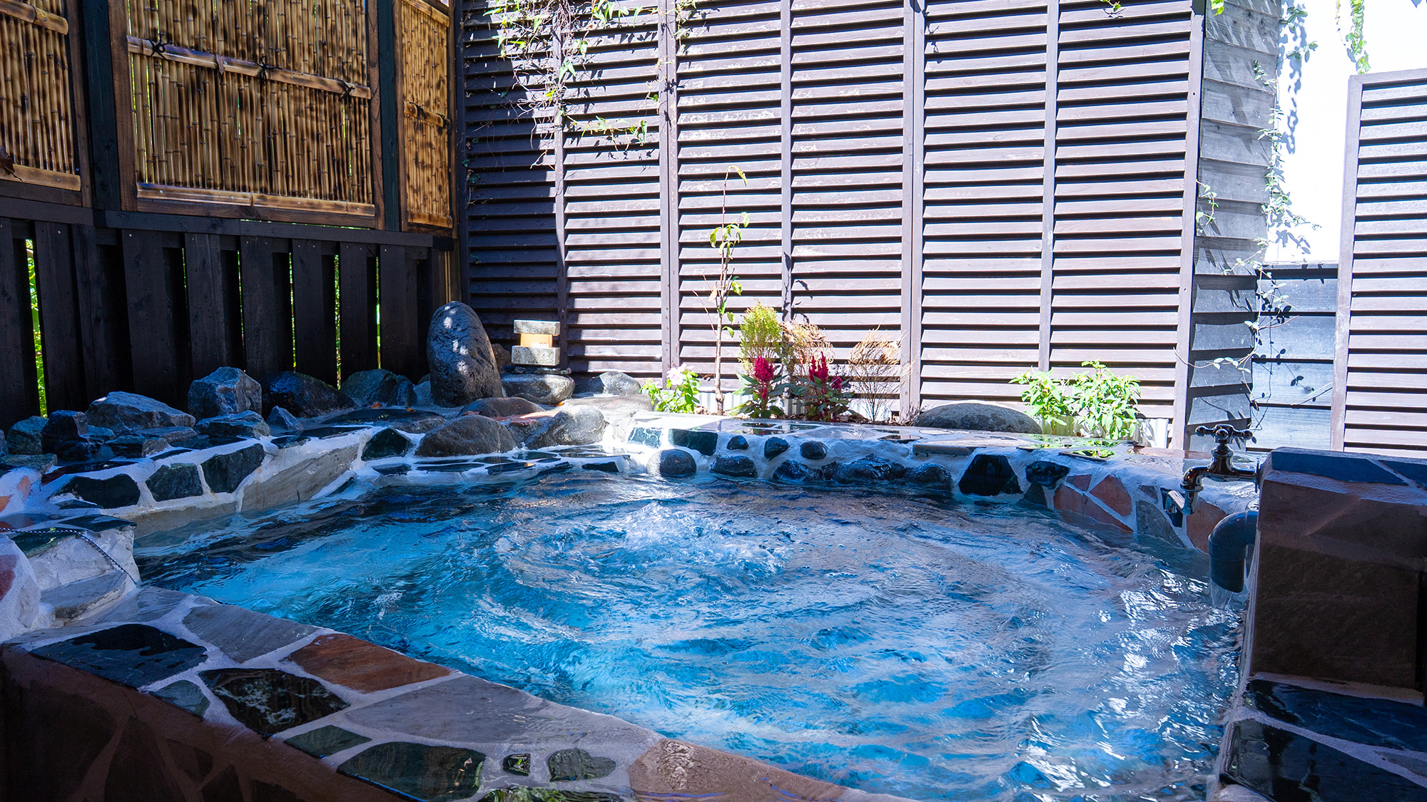 【さくら】母屋客室２階_洋室８畳＋和室８畳　優しい湯あたりと湯上りの肌はつるんとすると人気です。