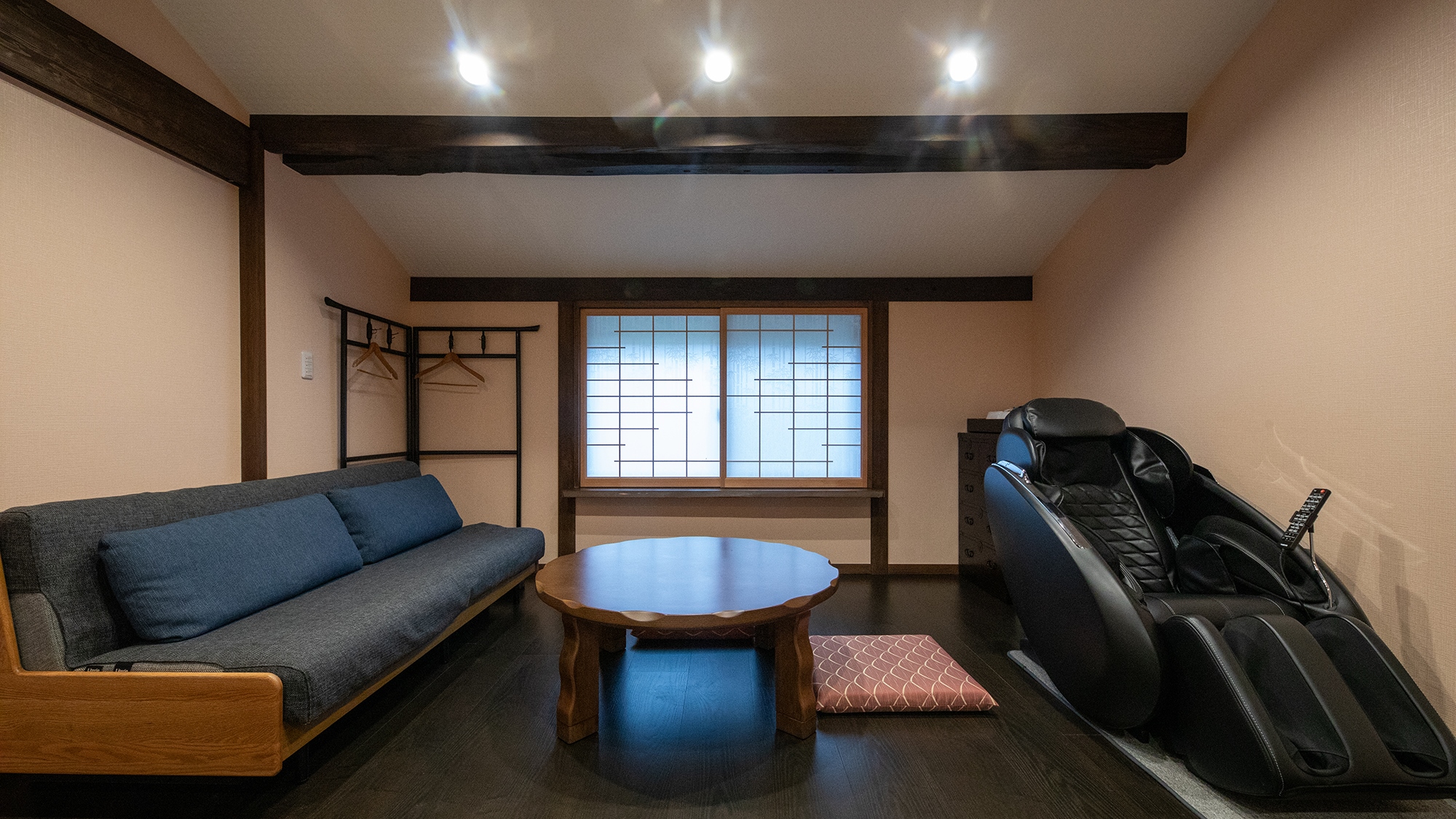 【すみれ】母屋1階_洋室12畳　マッサージチェアが誘う極上の癒し