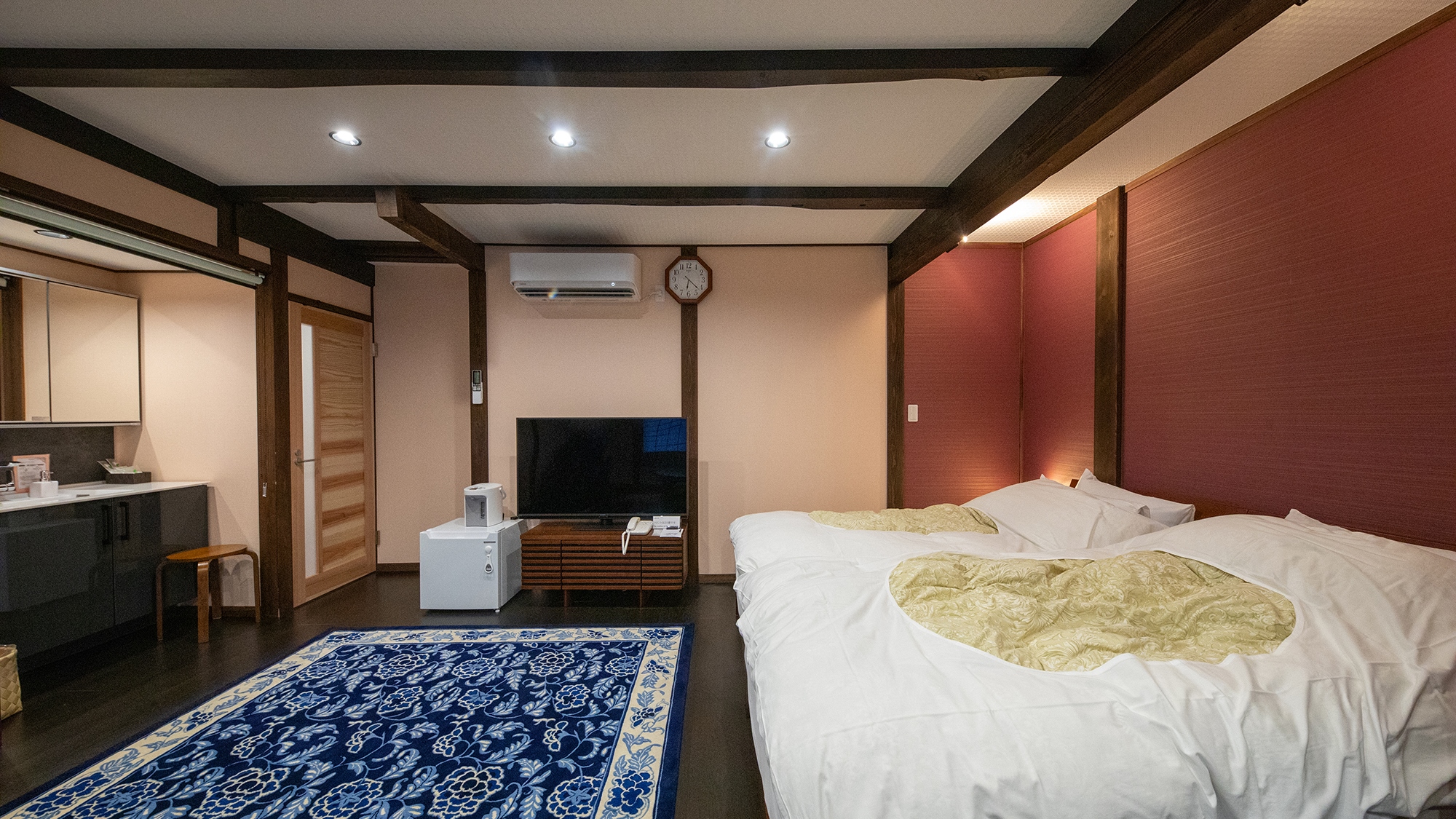 【すみれ】母屋1階_洋室12畳　青い絨毯が広がる寛ぎの間