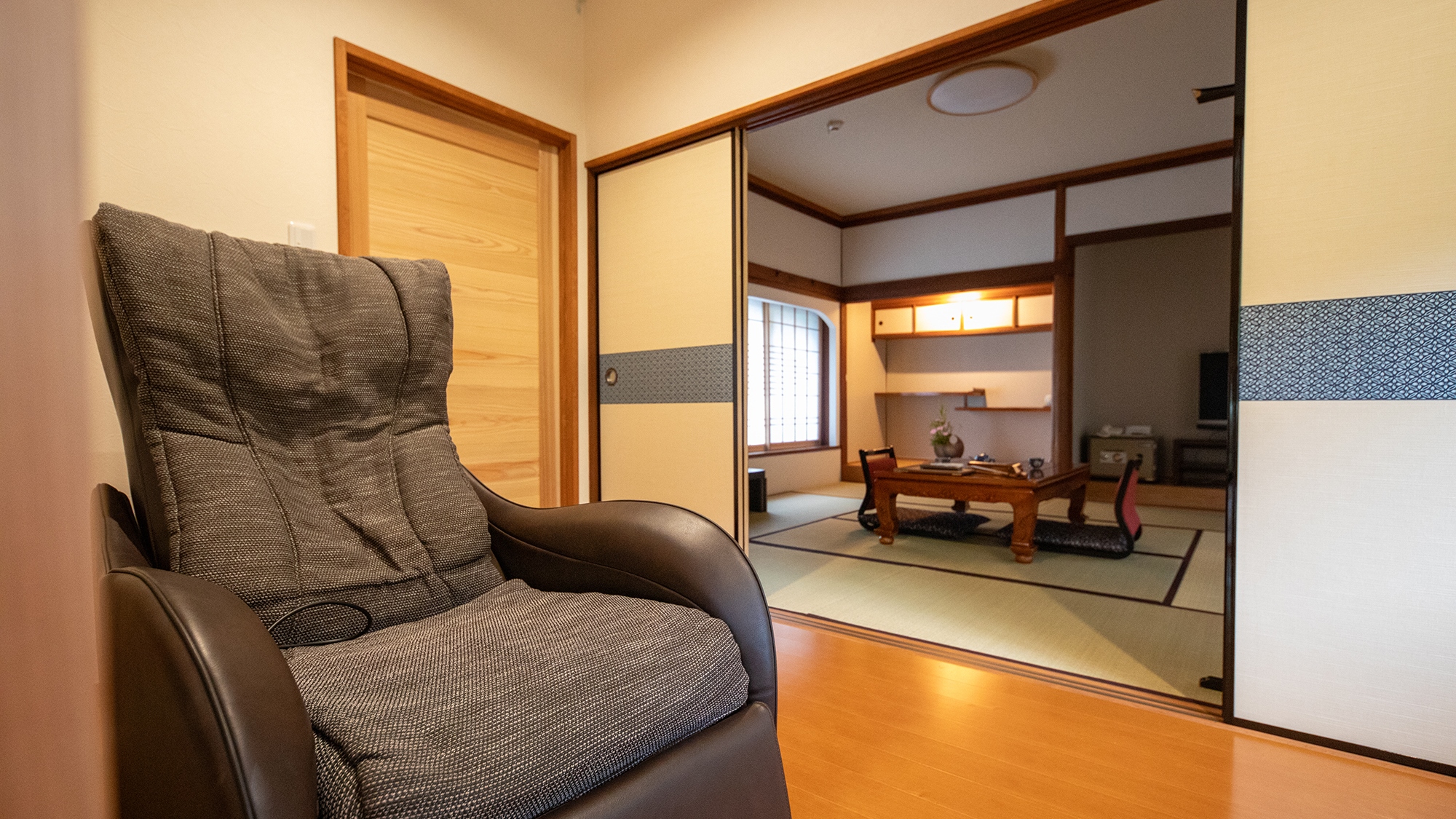 【さくら】母屋客室2階_洋室8畳＋和室8畳　ここでは、ゆっくりが一番の贅沢