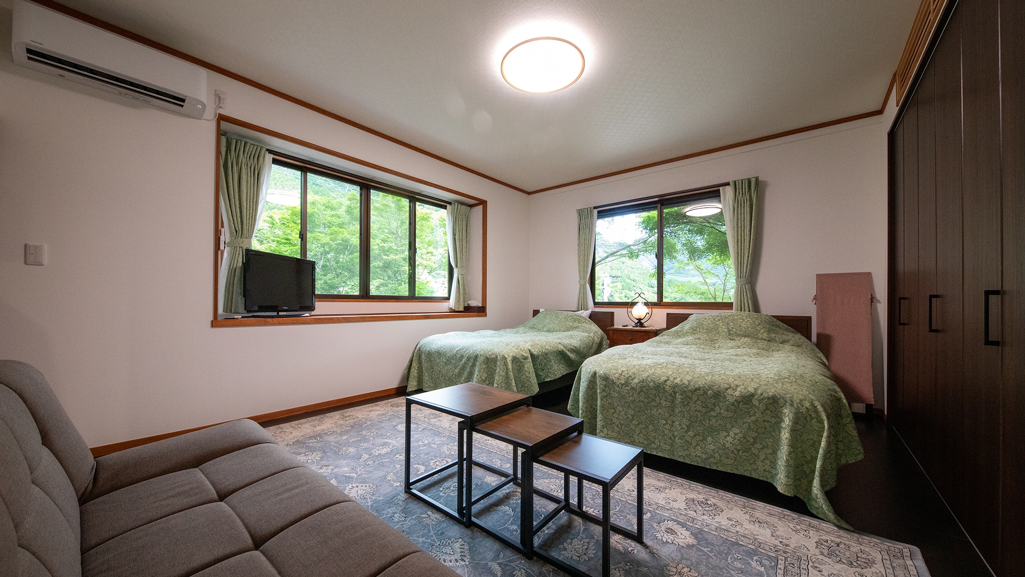 【さくら】母屋客室2階_洋室8畳＋和室8畳　木漏れ日と緑の調べ、心安らぐベッドルーム