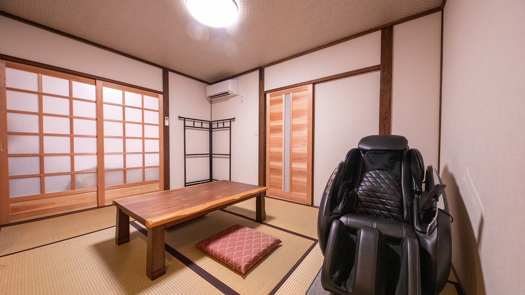 【あやめ】母屋1階_和室6畳＋洋室4畳半　心と体を解きほぐす、和室のマッサージオアシス