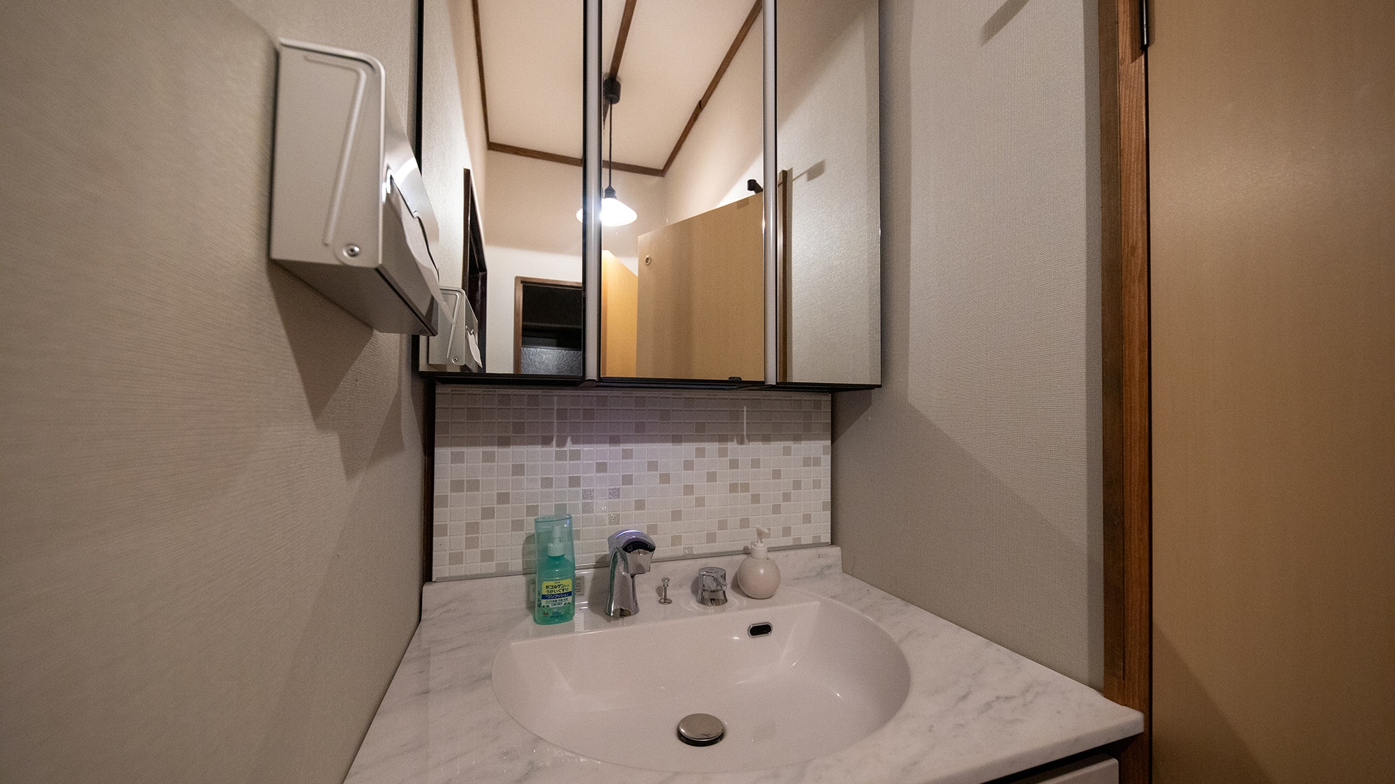 【とんぼ】離れ客室_和室６畳＋６畳　洗面台