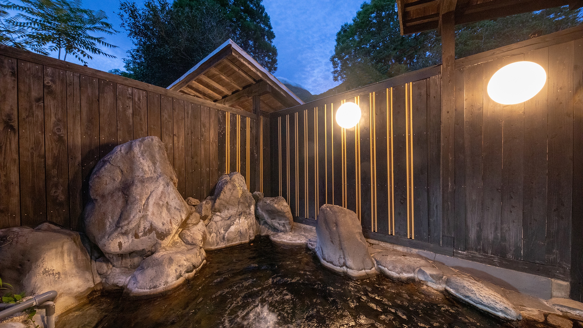 【家族露天風呂】木々のささやきと湯煙に包まれて