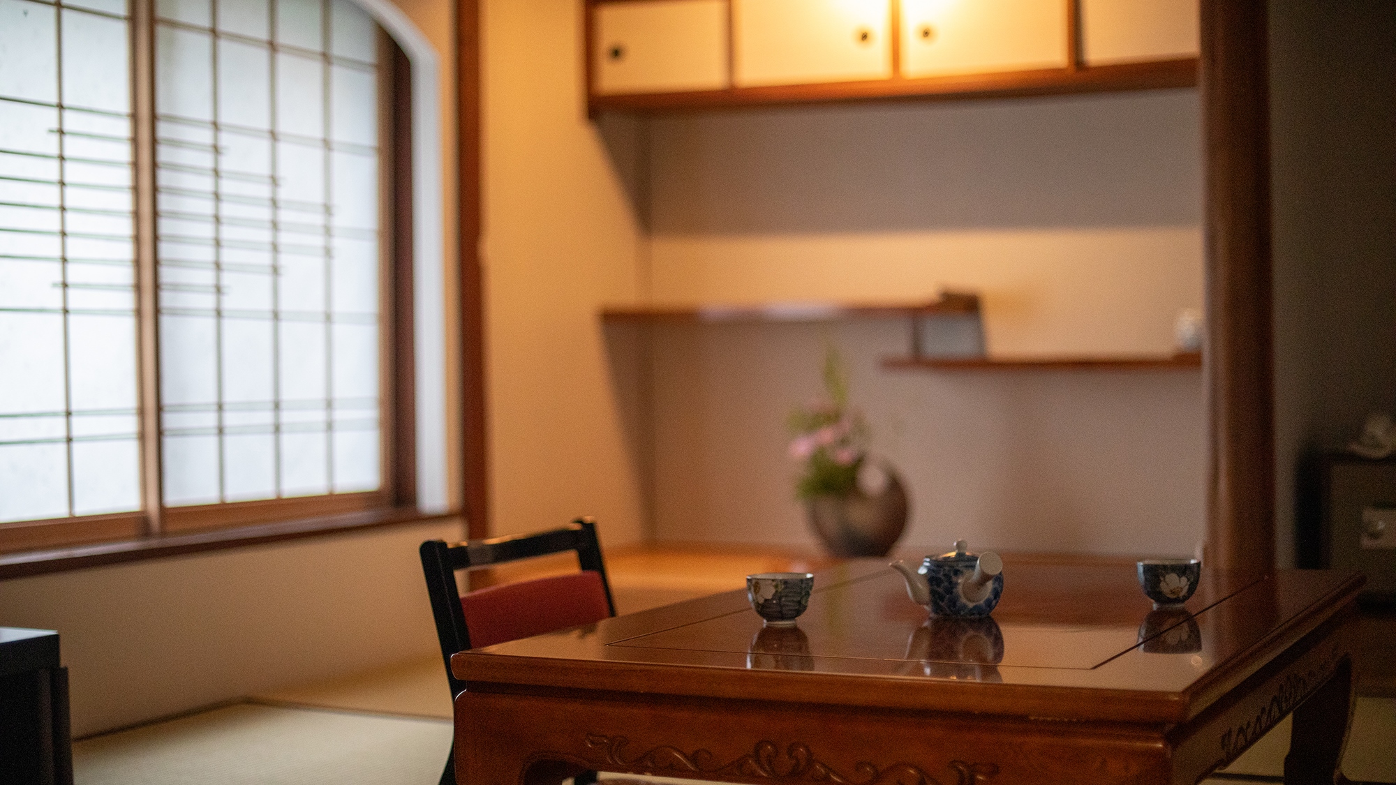 【さくら】母屋客室2階_洋室8畳＋和室8畳　伝統が息づく和室で、お茶と共にくつろぐ時間