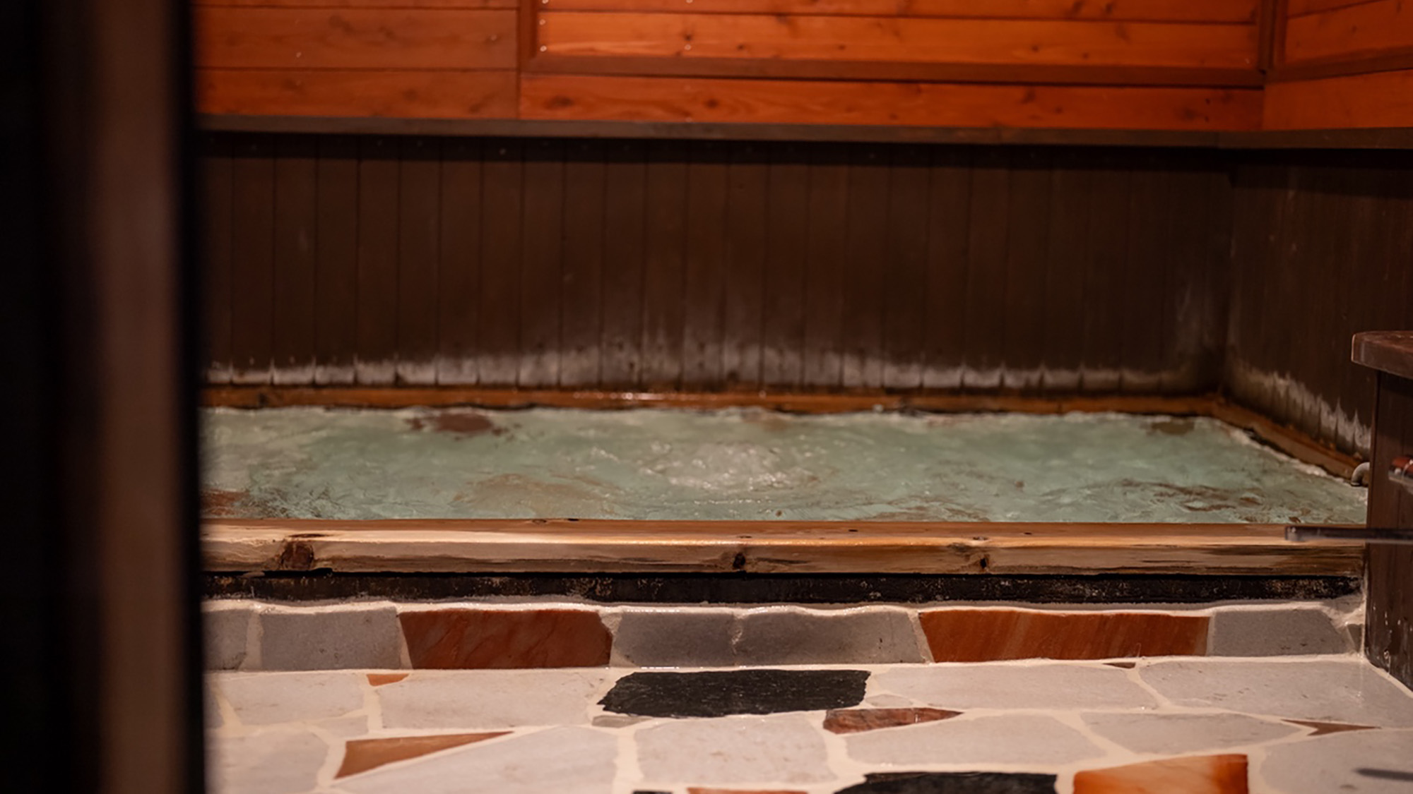 【家族露天風呂】暖色タイルに囲まれて、お湯も心も温まる