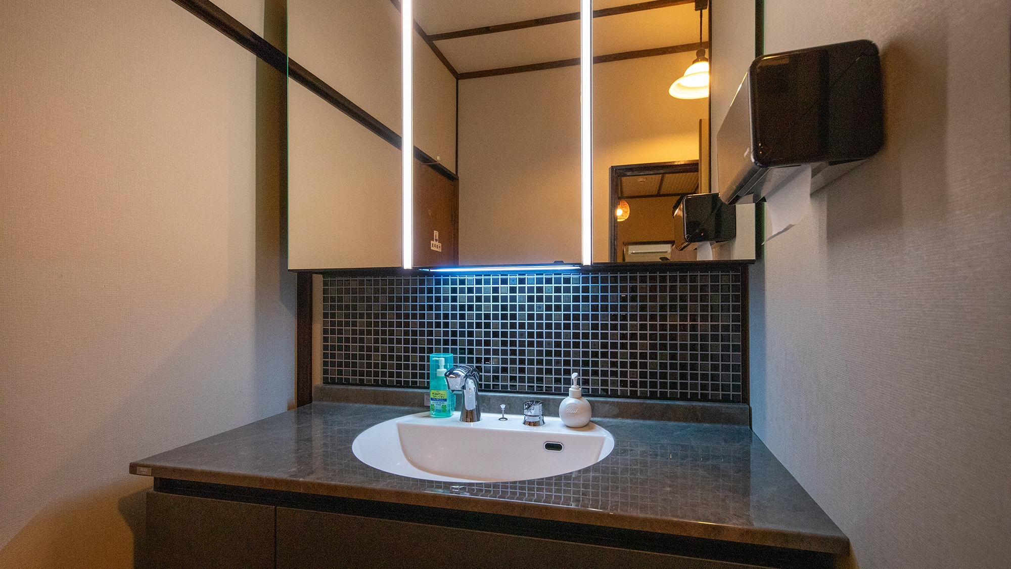 【ひぐらし】離れ客室_６畳＋４畳半_露天風呂付き　洗面台