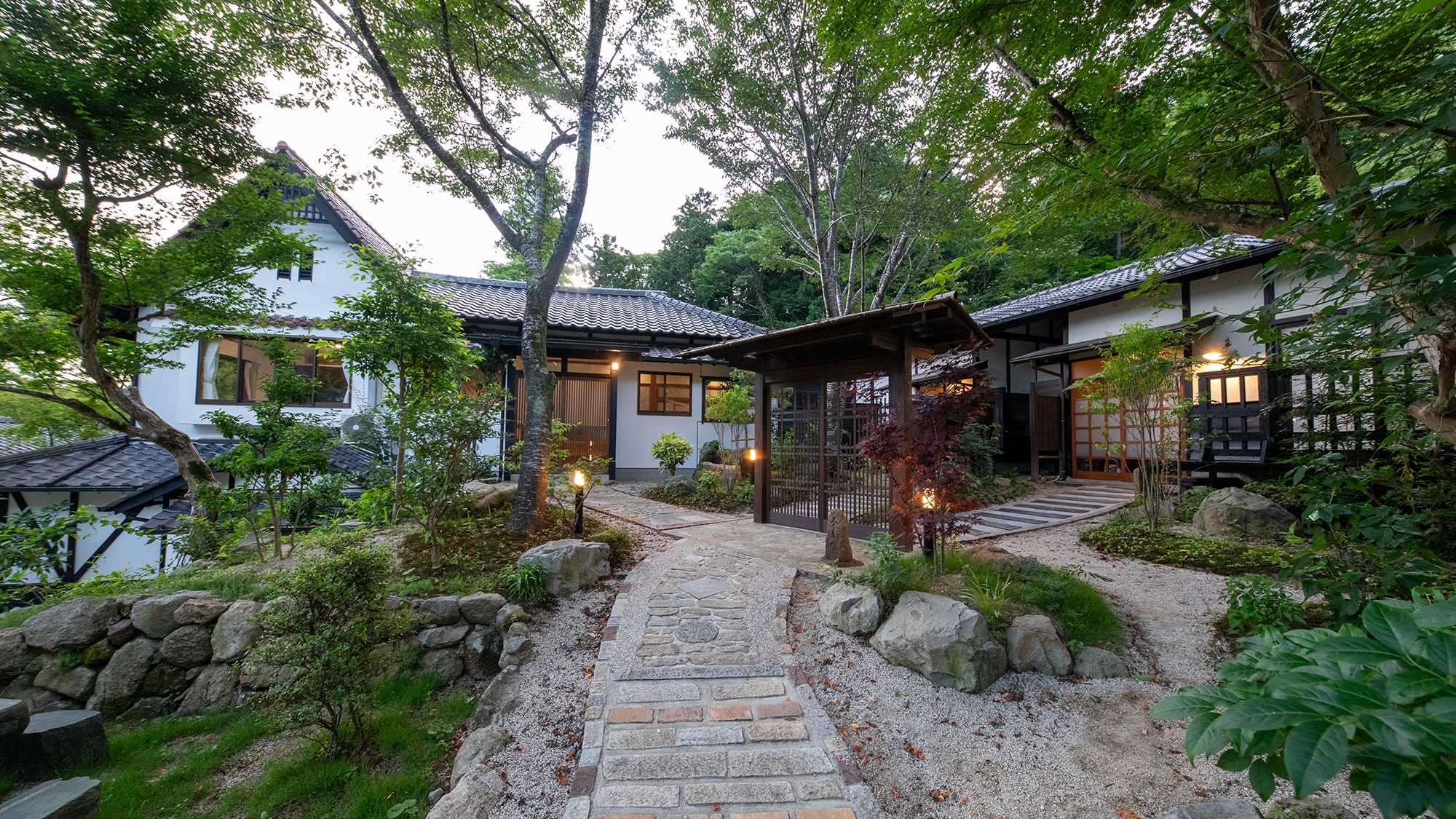 【外観】心静かに歩む石畳、寛ぎの空間への入り口