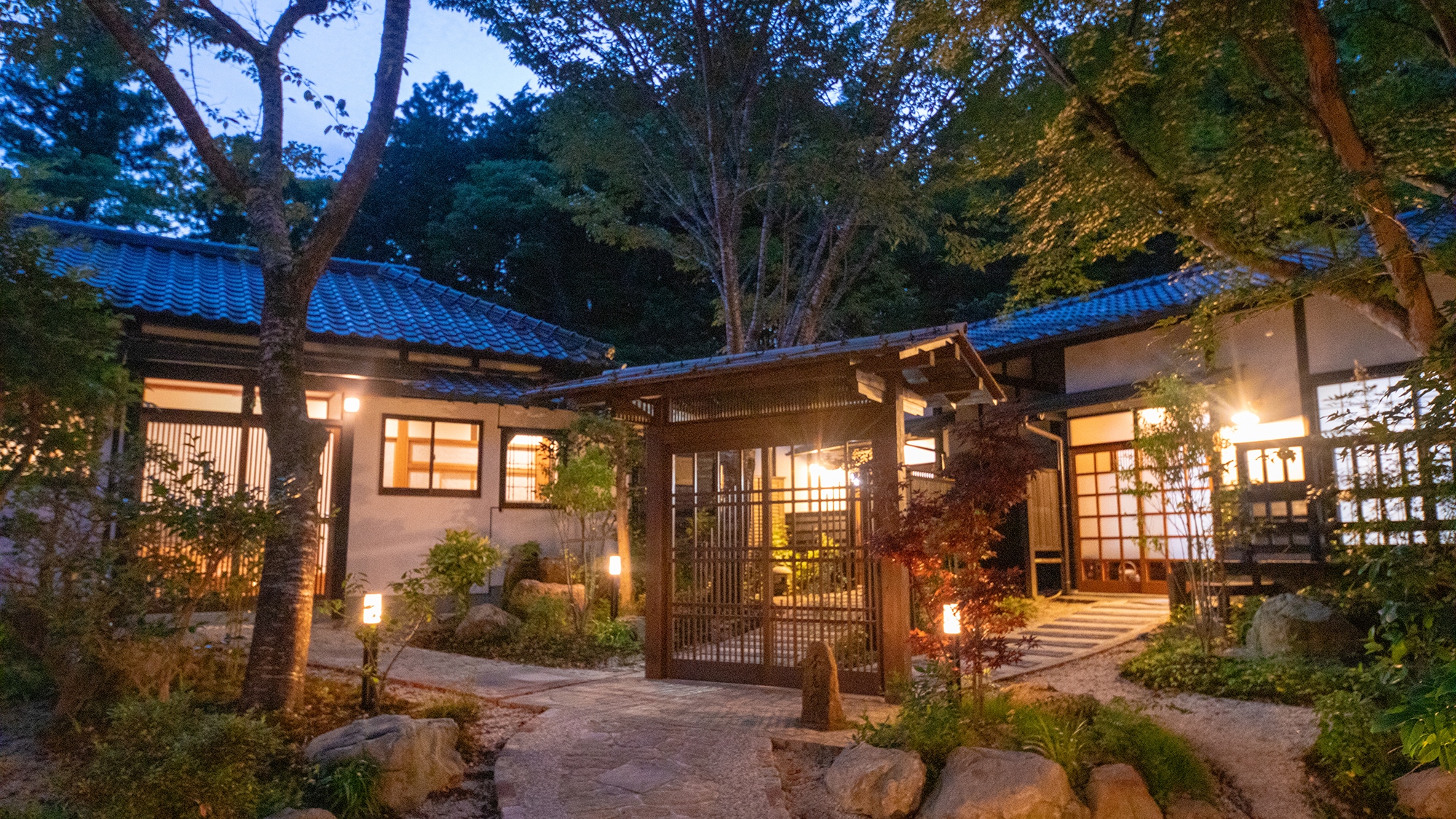 【外観】日常と非日常を隔てる、木の門の静かな佇まい