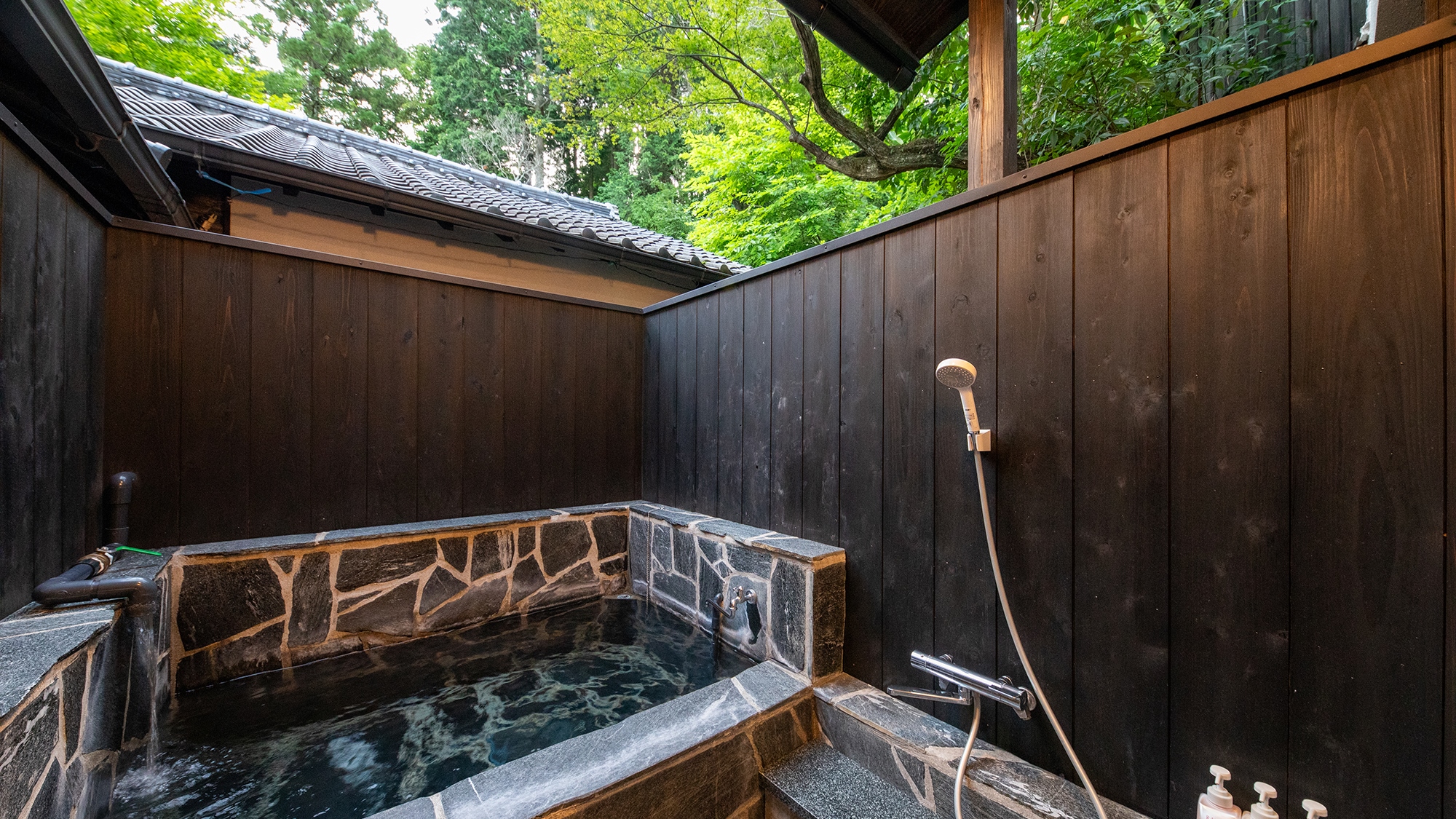 【あやめ】母屋1階_和室6畳＋洋室4畳半　心地よい風と湯の温もりに身を委ねて