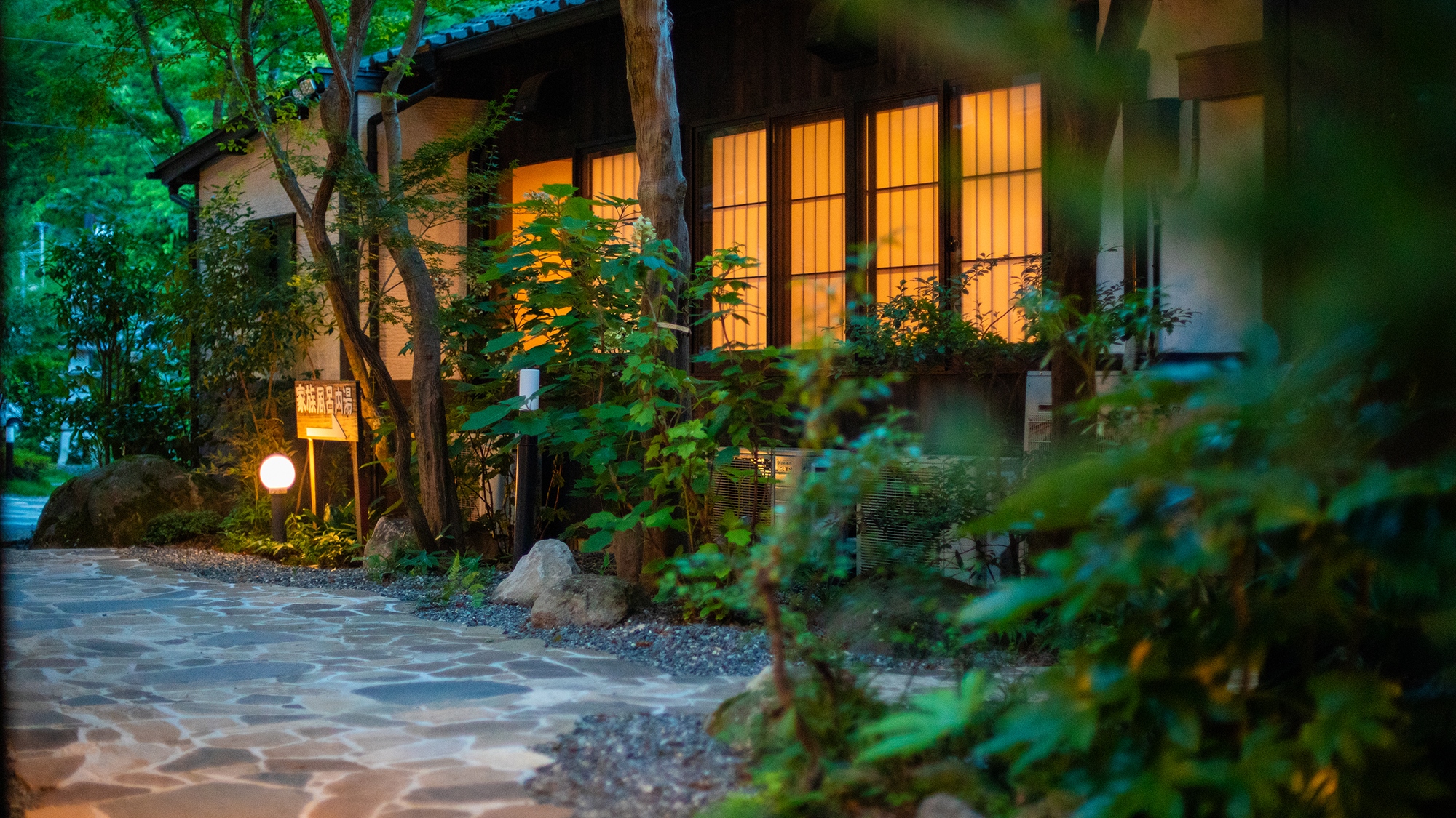 【外観】今昔庵はいつも訪れる人に優しく、去っていく人の心を振り向かせる