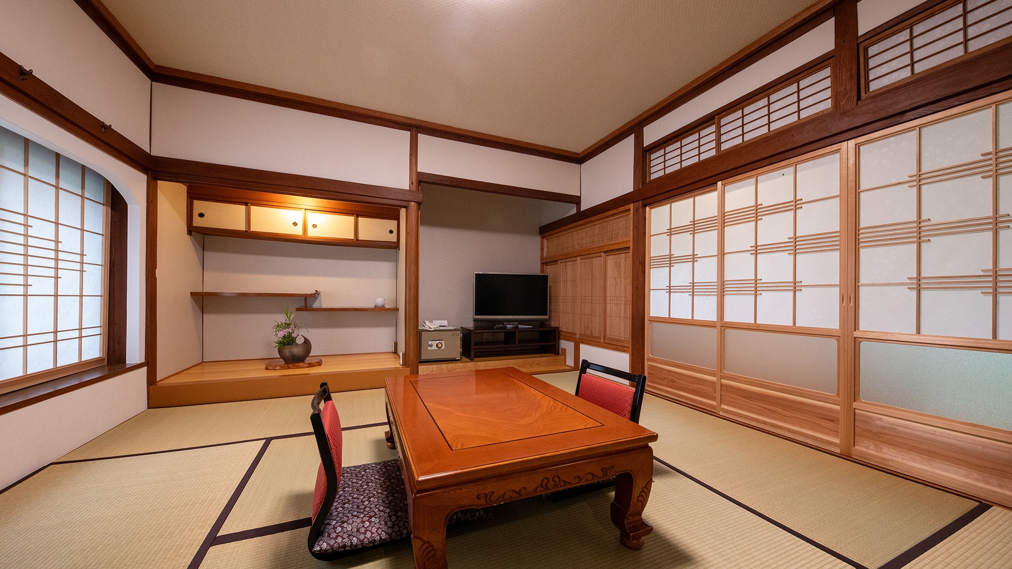 【さくら】母屋客室2階_洋室8畳＋和室8畳　光を纏う障子、心地よい畳の感触に包まれて