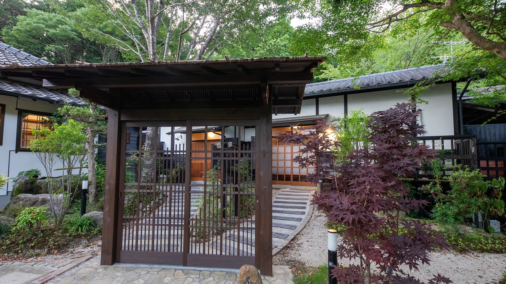 【あげは】離れ客室_和室６畳＋４畳半　静かに佇む木の門、向こうに広がる寛ぎの時間