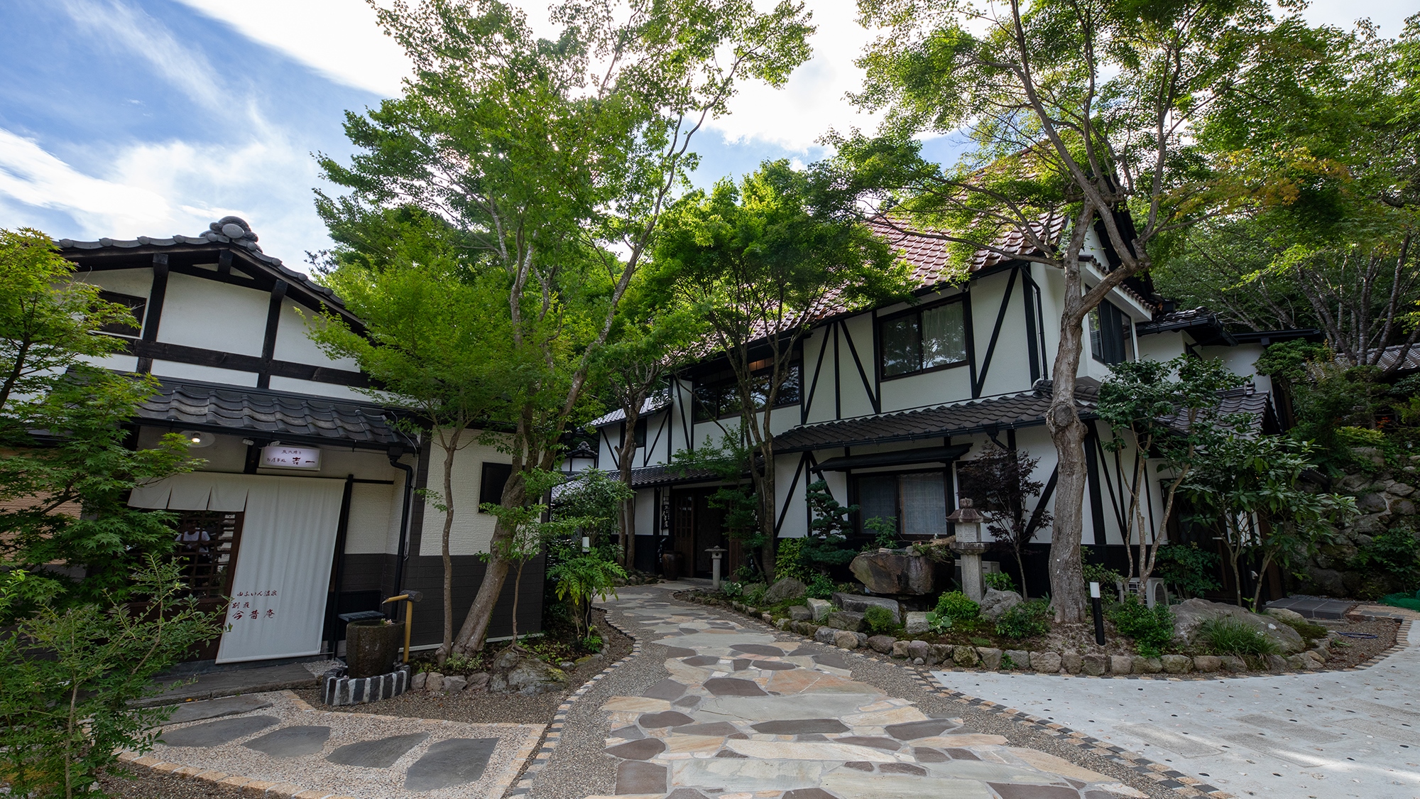 【外観】緑溢れる静寂の中で、自然の息吹を感じる癒しの空間