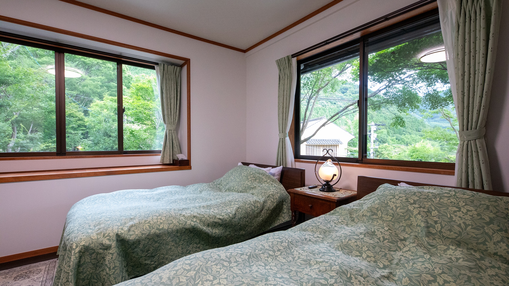 【さくら】母屋客室2階_洋室8畳＋和室8畳　木々の緑が彩る、心落ち着くベッドルーム