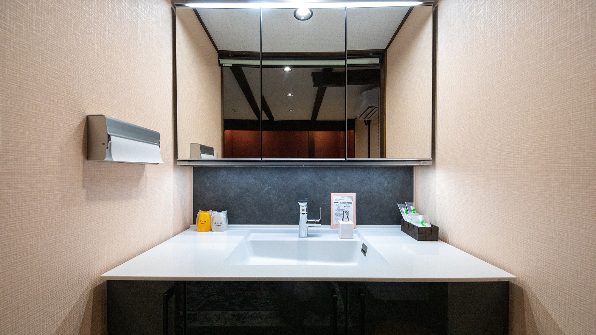 【すみれ】母屋1階_洋室12畳　洗面台