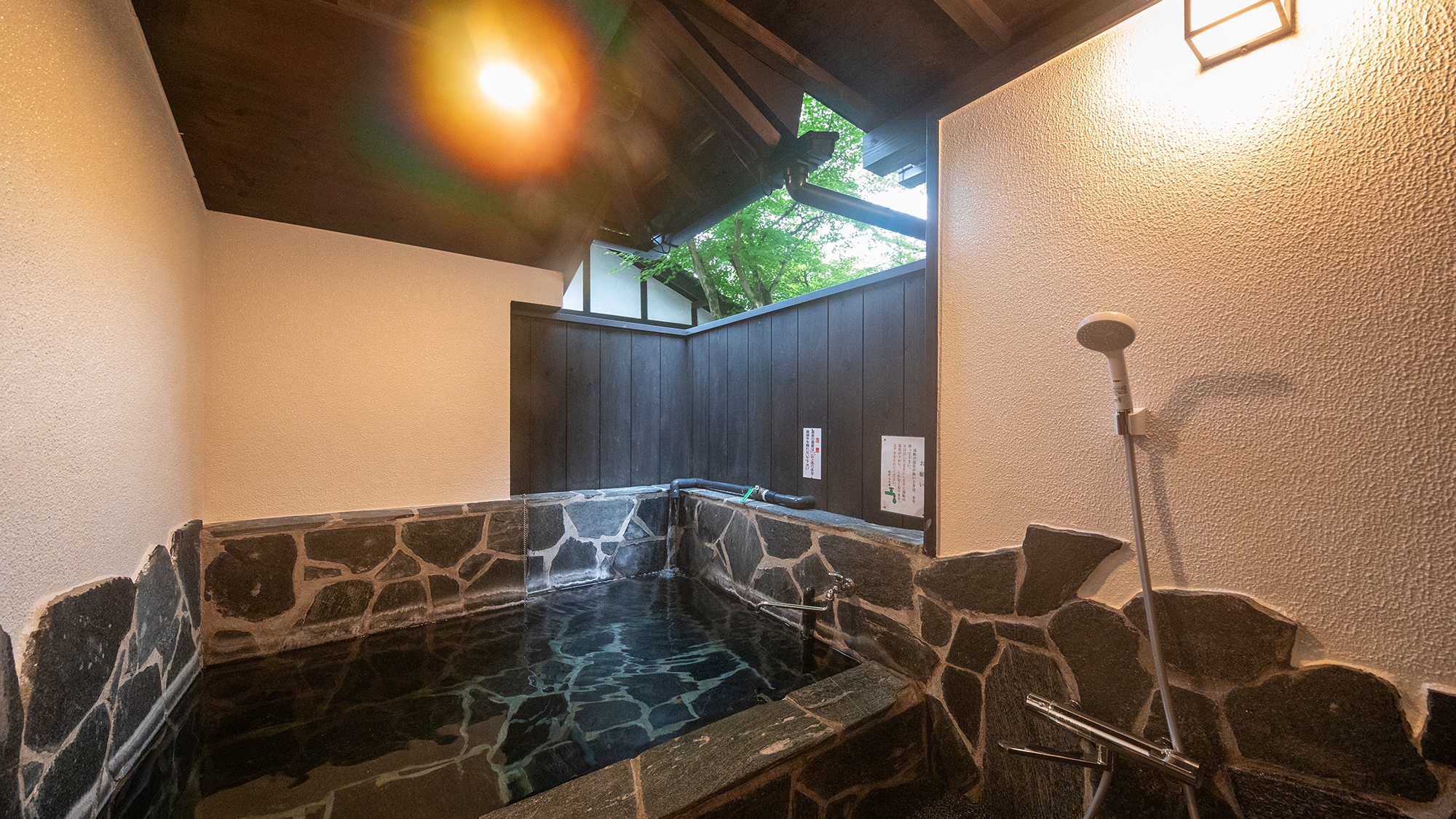 【すみれ】母屋1階_洋室12畳　誰にも邪魔されない、特別な湯の時間