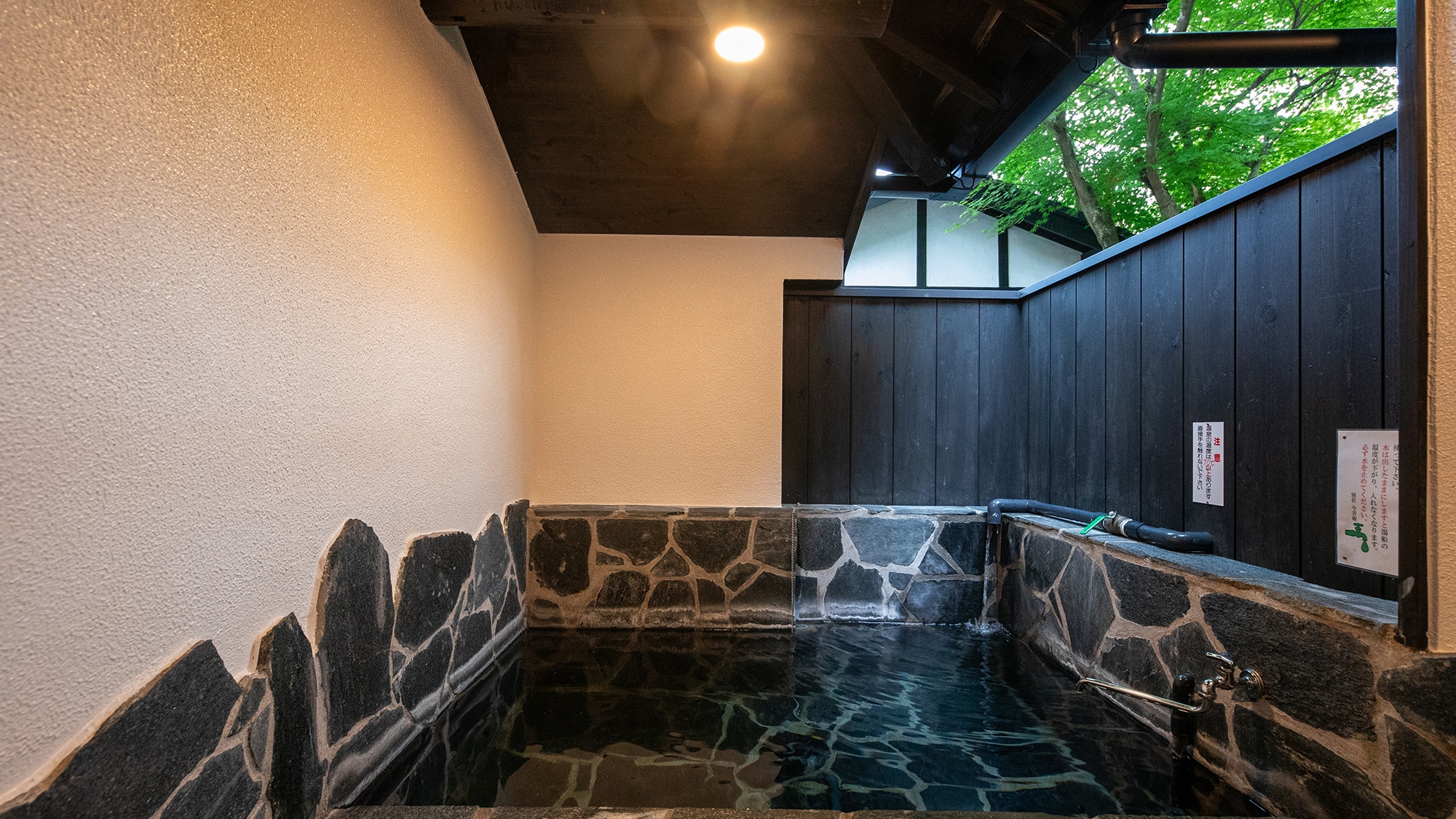 【すみれ】母屋1階_洋室12畳　贅沢な静寂、心ゆくまでの湯浴み