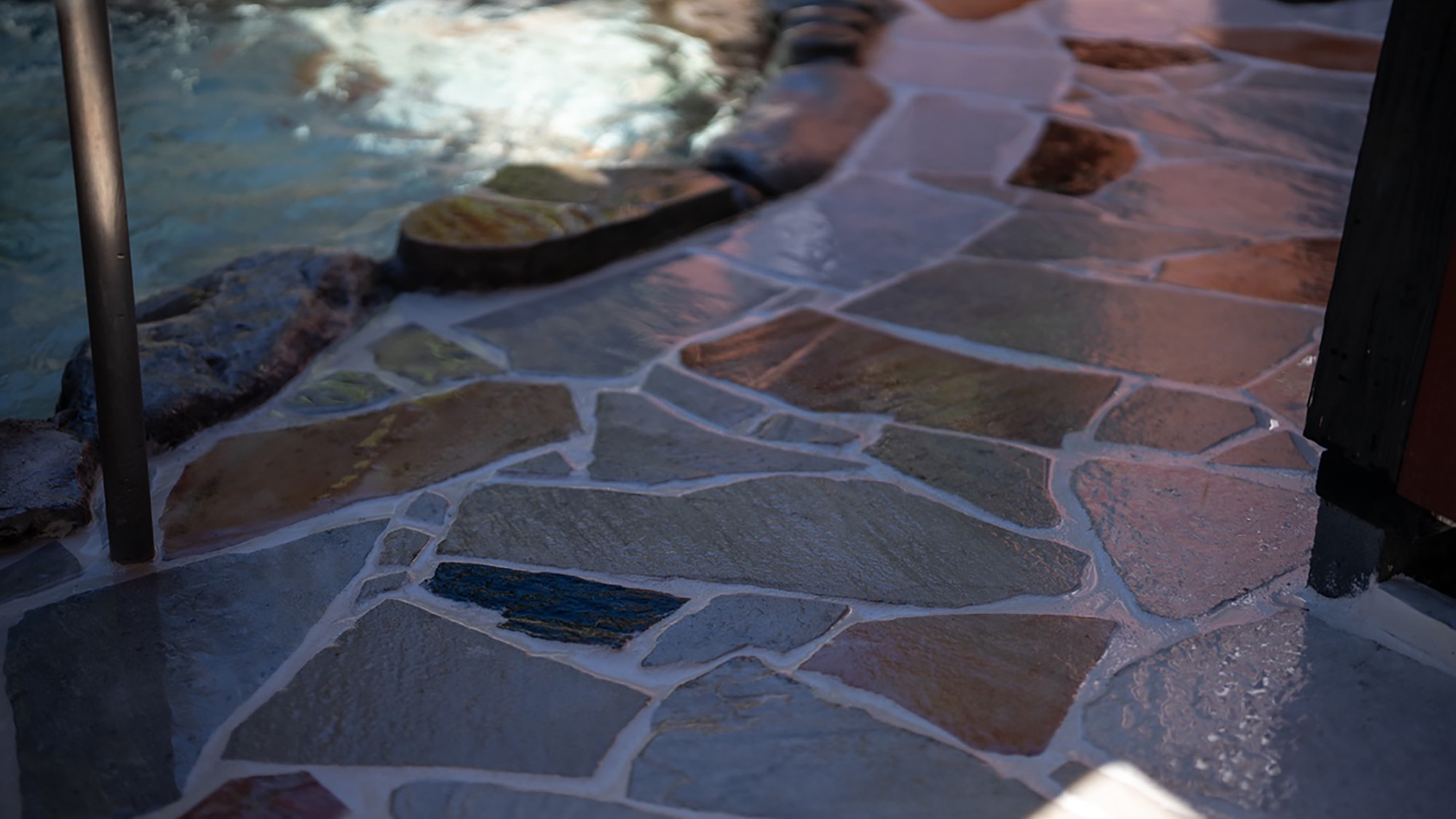 【家族露天風呂】色彩豊かなタイルに癒される、心ほどける湯浴みの時間