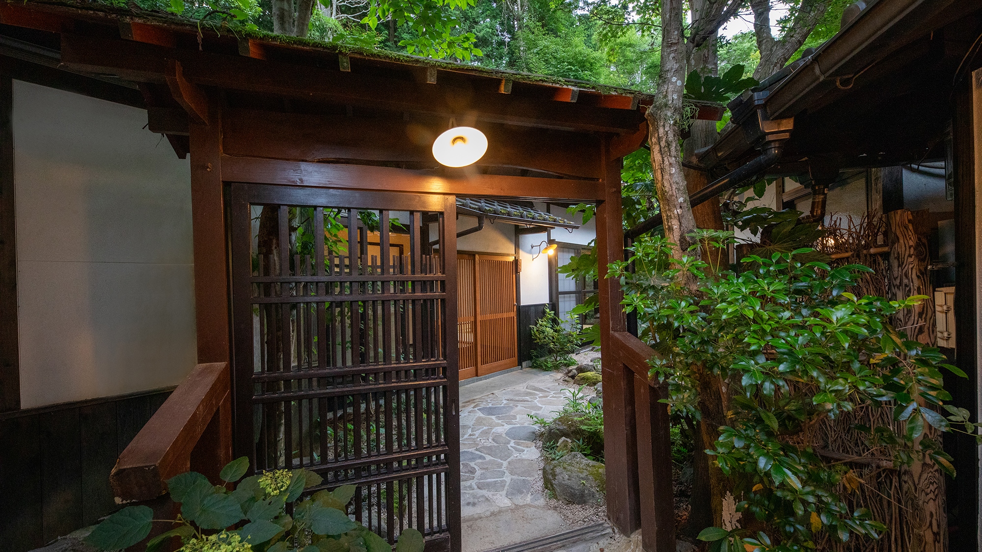 【ひぐらし】離れ客室_６畳＋４畳半_露天風呂付き　緑の絨毯に包まれた門、静かに時を刻む