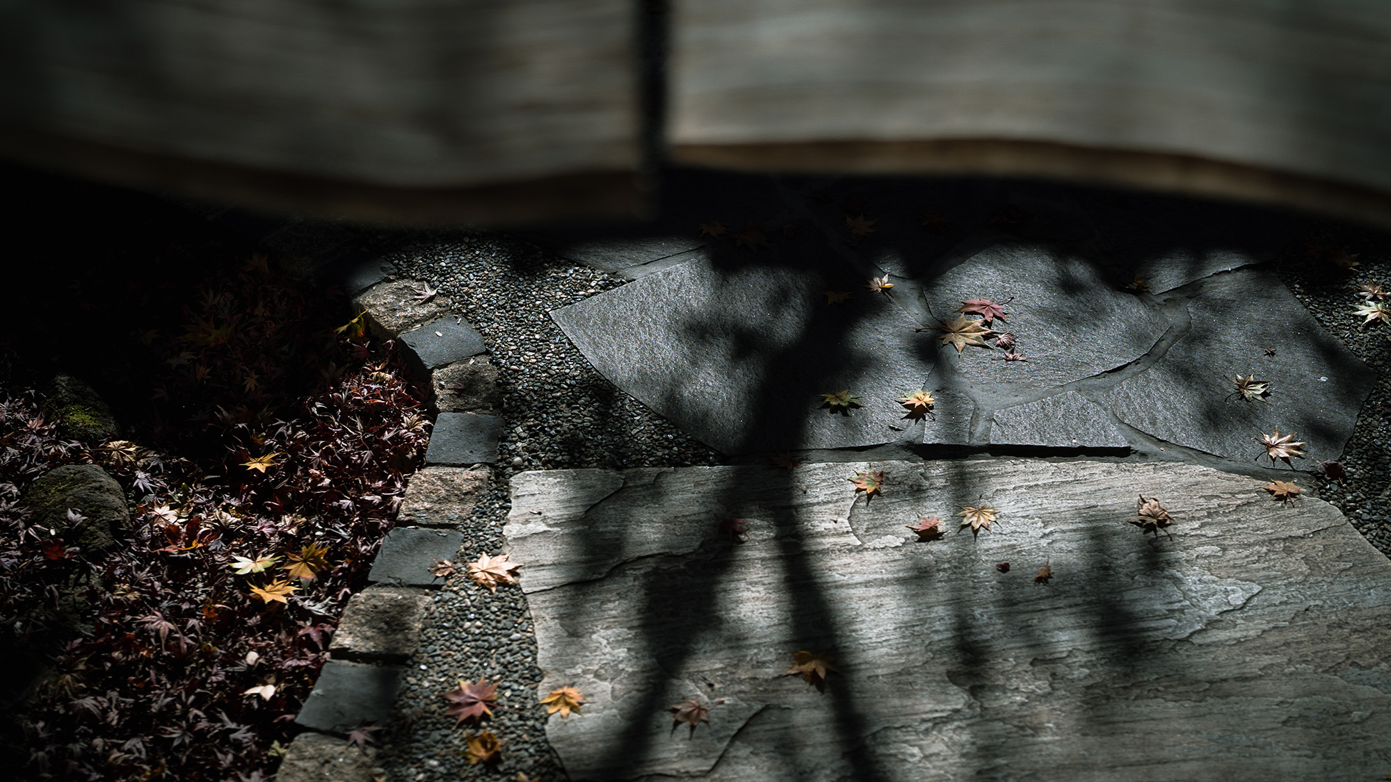 【外観】深まる秋を静かに映す、石畳の詩。