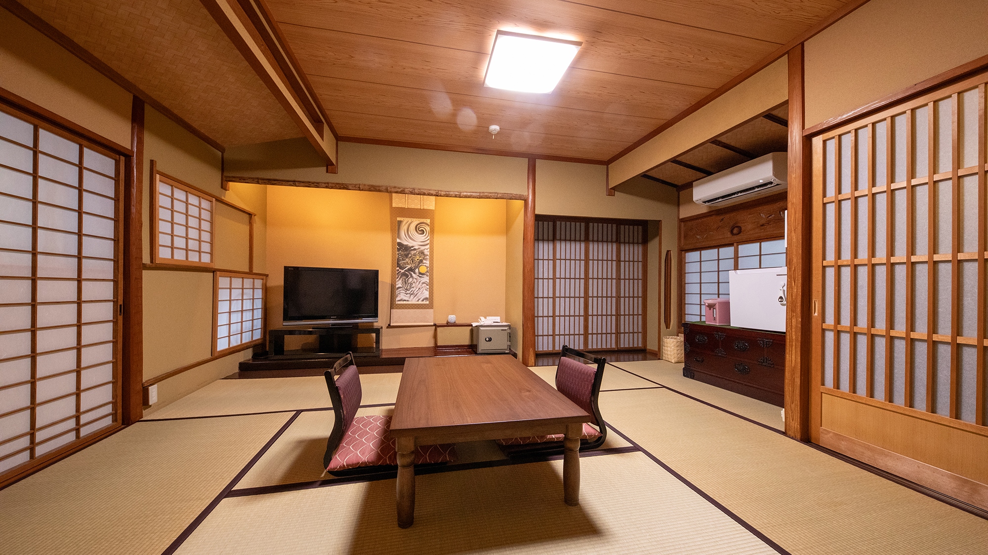 【あけび】母屋客室1階_和室9畳　障子越しの景色と畳の温もり