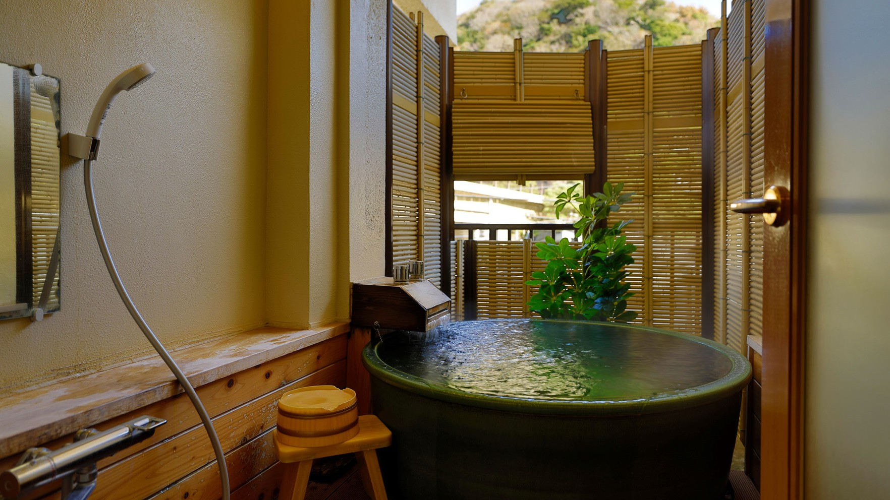 川側露天風呂付客室◆客室のお風呂は温泉ではありませんが、自分だけのプライベート時間をお愉しみください