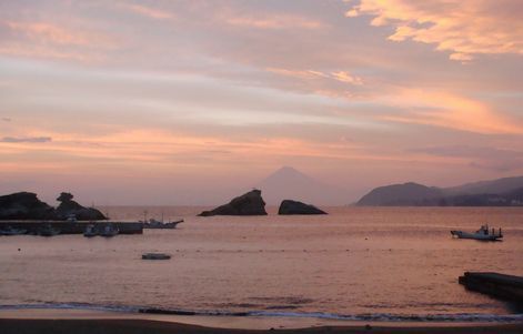 [Breathtaking view] Mount Fuji dyed in the sunset