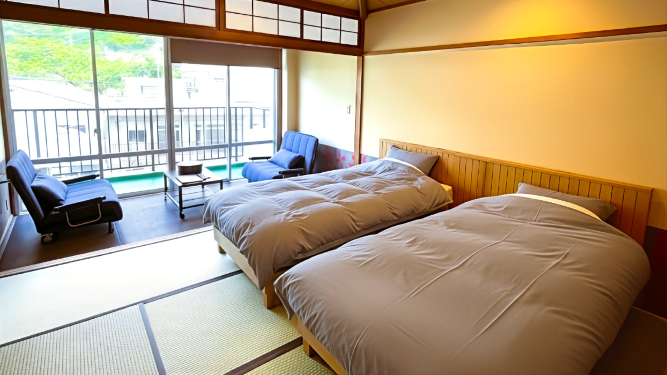 ペット不可◆川側8畳｜半露天風呂付き和室。2025年9月にツインベッドを導入しました。