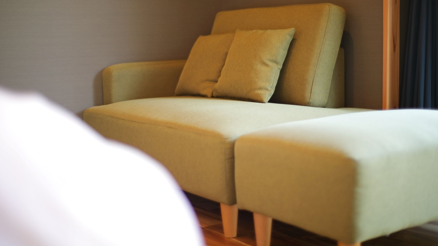 2021年新装の和洋室◆ベッドルームのソファー。