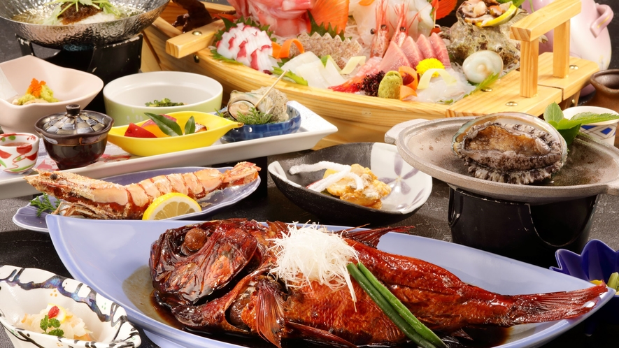 夕食一例◆伊豆2大味覚プラン｜金目鯛丸煮とアワビの踊り焼きがメインのお料理コース。