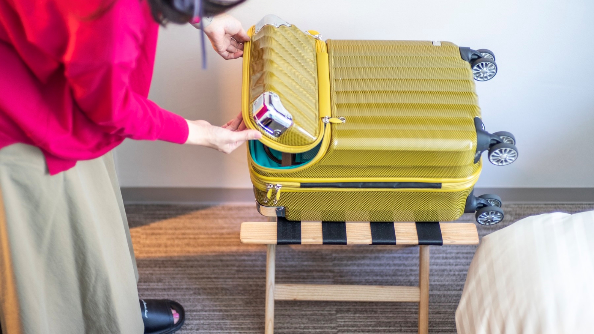 バッゲージラックで荷物を床に置かず衛生的※使用感イメージ