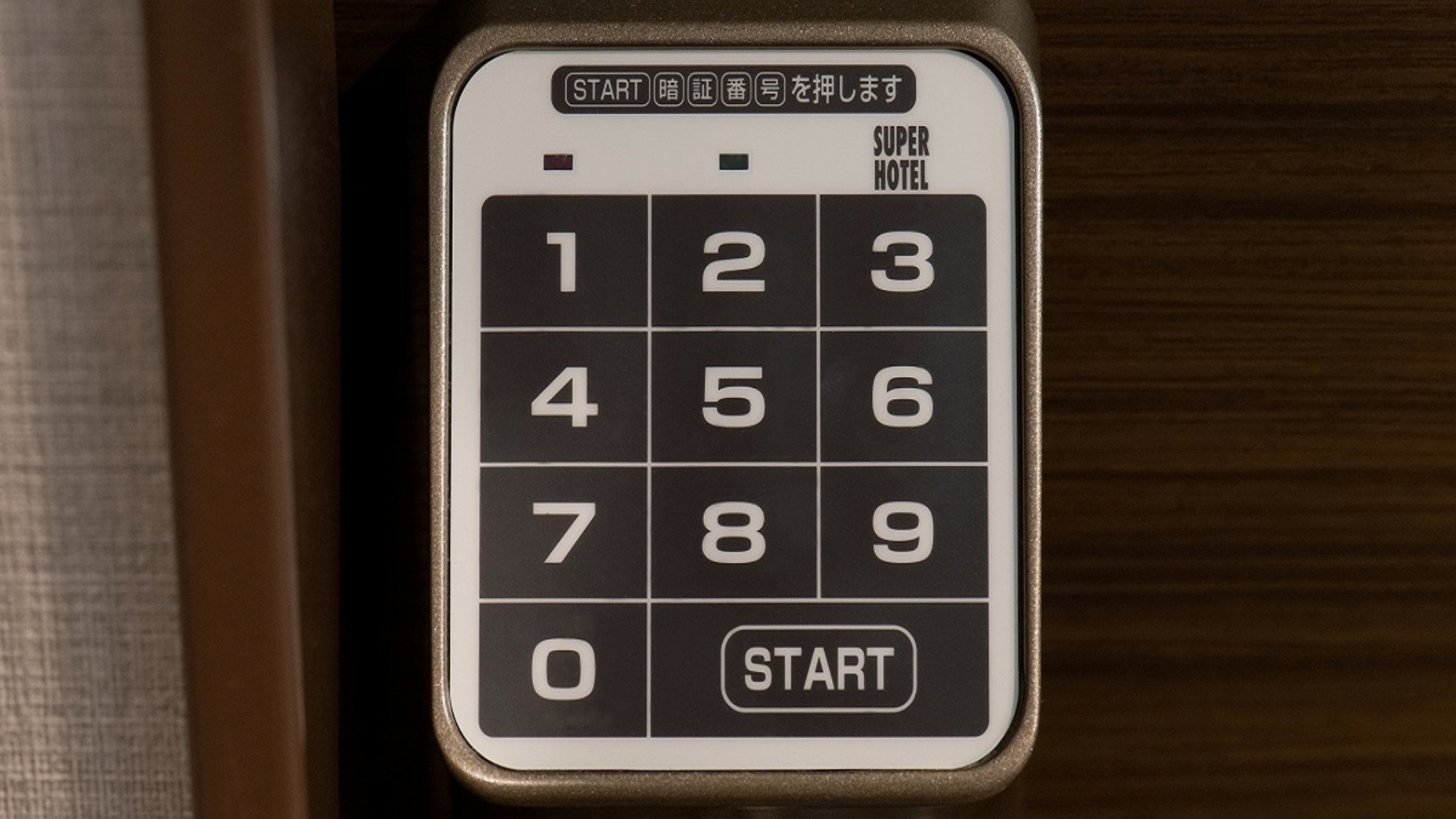 扉は暗証番号を押して開錠できます