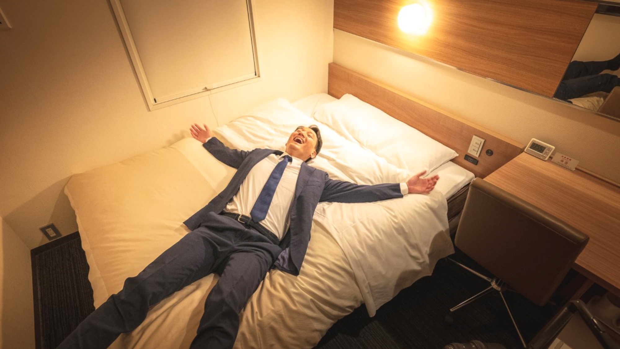 眠りを追及した140cm幅のワイドベッドと適度な硬さのマットでぐっすり※使用感イメージ