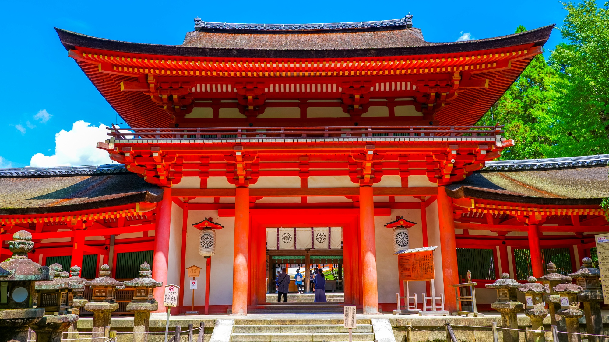 【当館から徒歩で30分】春日大社：朱色の社殿が美しい、世界文化遺産に登録された古社