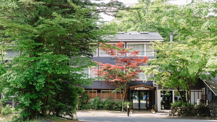 旧軽井沢の鳩山通りに面したホテル