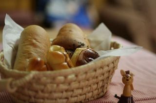 粉からこだわり、早朝から仕込む手作りパン。お目覚めの頃、おいしい香りが館内に広がります。